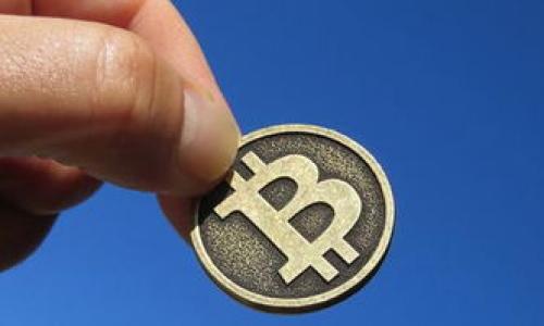 biao ti/biao ti数字货币在支付宝的未来：机遇与挑战/biao ti

数字货币, 支付宝, 未来金融/guanjianci

在过去的几年中，数字货币的兴起引起了全球金融市场的巨大变革。尤其是中国，随着政府对数字人民币的推动，数字货币逐渐融入了人们的日常生活。在这个背景下，支付宝作为中国领先的移动支付平台，正在面临新的机遇与挑战。本篇将详细探讨数字货币在支付宝中的应用前景，以及可能遇到的问题。

1. 数字货币对支付宝的影响
数字货币的基础是区块链技术的应用，它为支付系统提供了安全性与透明度，因此在很多方面对传统支付平台如支付宝产生了潜在的影响。 
首先，数字货币促进了交易的快速性。用户可以通过数字货币进行即时支付，而不需要经过传统银行的清算，可能能够将支付时间缩短至几秒钟内。 
其次，数字货币有助于降低交易成本。由于数字货币的去中心化特性，不再需要中介进行交易，从而减少了支付过程中的各种手续费。支付宝作为支付平台同样可以考虑如何自身的收费机制，从而保持竞争力。 
最后，数字货币能够提升用户的隐私保护。虽然支付宝在用户数据保护方面做了很多工作，但数字货币的匿名性和去中心化特性可能会吸引更多重视隐私的用户，支付宝需要在这方面进行改进，保持用户的信任。 

2. 支付宝如何适应数字货币潮流
面对数字货币的快速发展，支付宝需要采取一系列措施来适应这一潮流，保障自身在激烈的市场竞争中立于不败之地。 
首先，支付宝可以与数字货币企业合作，探索在平台上整合数字货币支付的可能性。通过与区块链技术开发者的合作，支付宝能够迅速掌握数字货币技术的动态，进而为用户提供更方便快捷的服务。 
其次，支付宝需要加强对用户教育，帮助用户了解数字货币的运作及其优势，也可以通过技术创新为数字货币提供更加安全的存储和交易解决方案。 
另外，支付宝可能探索提供数字货币的相关金融服务，比如交易平台、钱包服务等，从而提升用户体验。通过不断丰富自身的产品线，支付宝能更好地吸引用户，并增强用户粘性。 

3. 数字货币的监管问题
数字货币的发展离不开监管，尤其是在金融交易安全和国家货币稳定方面，法律法规的设立势在必行。支付宝作为一个大型金融科技公司，必须认真应对这一挑战。
首先，政府需要建立一套合理的监管框架，使数字货币在合法范围内运行，防止洗钱、欺诈等金融犯罪行为的发生。支付宝需要遵循这些法规，同时对其内部的合规机制进行完善。
其次，支付宝需要与监管部门保持良好的沟通，帮助制定数字货币相关的政策，参与到国家数字货币标准的制定中去，从而确保自身业务的合理发展。
此外，支付宝应当主动进行合规检查，确保在实施数字货币交易时，能够确保用户安全，遵循隐私保护原则。

4. 用户如何看待数字货币与支付宝的结合
用户对数字货币与支付宝结合的看法将直接影响这项新技术的推广。用户的接受程度不仅与技术的便利性有关，还与他们对金融安全的认知相辅相成。
首先，用户普遍对新技术持开放态度，尤其是年轻一代，他们对数字货币表现出浓厚兴趣。支付宝作为他们日常支付的重要工具，能够吸引他们尝试数字货币。
然而，用户的信任问题也不容忽视。数字货币的波动性和市场的不稳定性使得部分用户对其持保留态度。支付宝需加强对用户进行教育，消除用户对数字货币的误解，帮助他们理解数字货币的优势和风险。
最后，用户希望看到的是安全、有保障的交易体验。支付宝需要不断强化其技术能力，保障数字货币交易的安全，避免黑客攻击和资产损失。

5. 数字货币与支付宝的未来展望
数字货币与支付宝的结合，将在未来的金融生态中发挥重要作用。一方面，支付宝可以通过整合数字货币服务提升用户体验；另一方面，数字货币的发展将为支付宝提供更多的商业机会。
首先，支付宝应该积极布局数字人民币业务，参与国家数字货币的推广。通过提升用户对数字人民币的使用感知，支付宝可以在数字货币领域取得先机。
其次，支付宝还可以探索跨境支付领域，利用数字货币的全球流通特性，国际交易服务。这样不仅可以降低跨境交易成本，还能提升用户的满意度和忠诚度。
最后，支付宝要及时关注市场变化，快速调整策略，以适应技术和用户需求的发展。未来，以数字货币为基础的支付机制可能会实现全球支付的去中心化，支付宝应当在这一革命性的转变中把握机会，走在行业的最前沿。

综上所述，数字货币的兴起无疑为支付宝带来了新的机遇与挑战，如何把握这一趋势，已经成为支付宝未来发展的关键所在。

以下是5个可能相关的问题：

1. 数字货币与传统支付方式的主要区别是什么？
2.数字货币在日常支付中如何运作？
3. 数字货币的安全性如何保证？
4. 支付宝在推动数字货币方面的策略是什么？
5. 用户对数字货币的接受程度如何？

每个问题将在后续段落中逐一详细介绍。